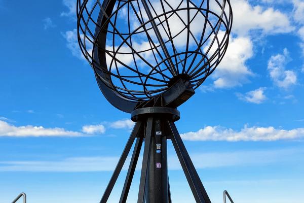 Het uitkijkplateau met het monument de Nordkapp Globe.