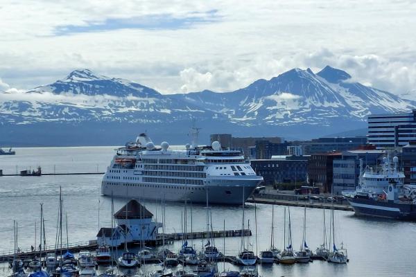 Een cruiseschip meert aan in de haven van Tromsø.