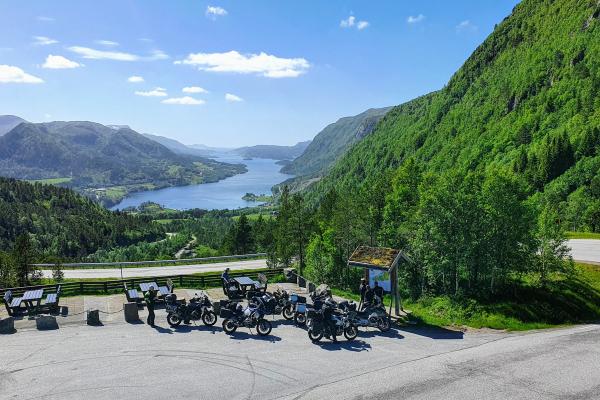 Eén van de vele mooie panorama's langs de kustroute.