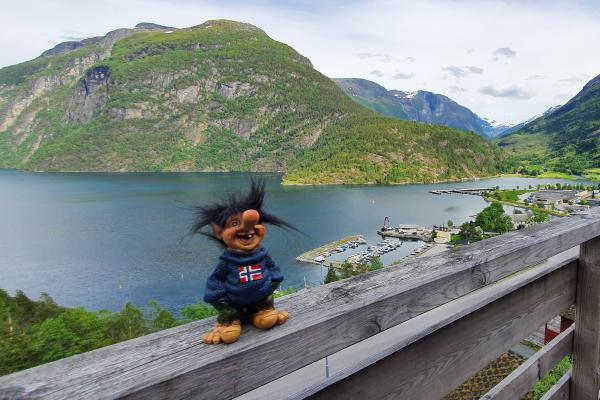 Zicht op Hellesylt met de Troll (figuur uit de Noorse mythologie) op het balkon