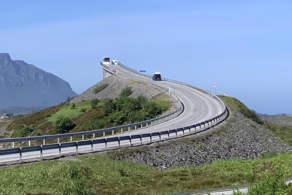 Bijzondere brug op de Atlantic Road.